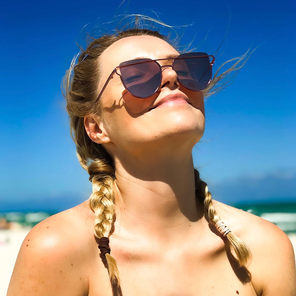 Anna Hofbauer am Strand in Miami Beach genießt das Wetter