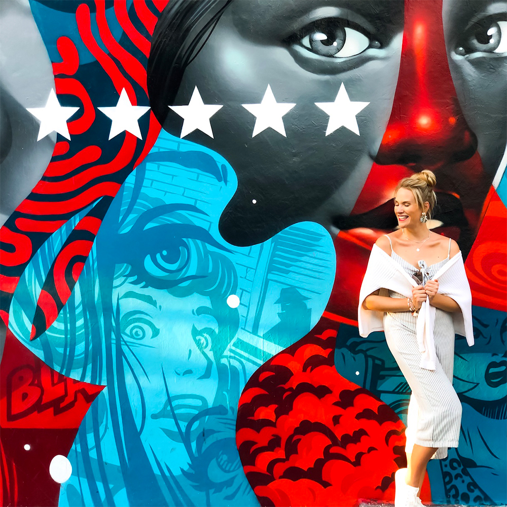 Anna Hofbauer in Wynwood Miami vor einer bunten Wand - Kunst - Miami-Tipps